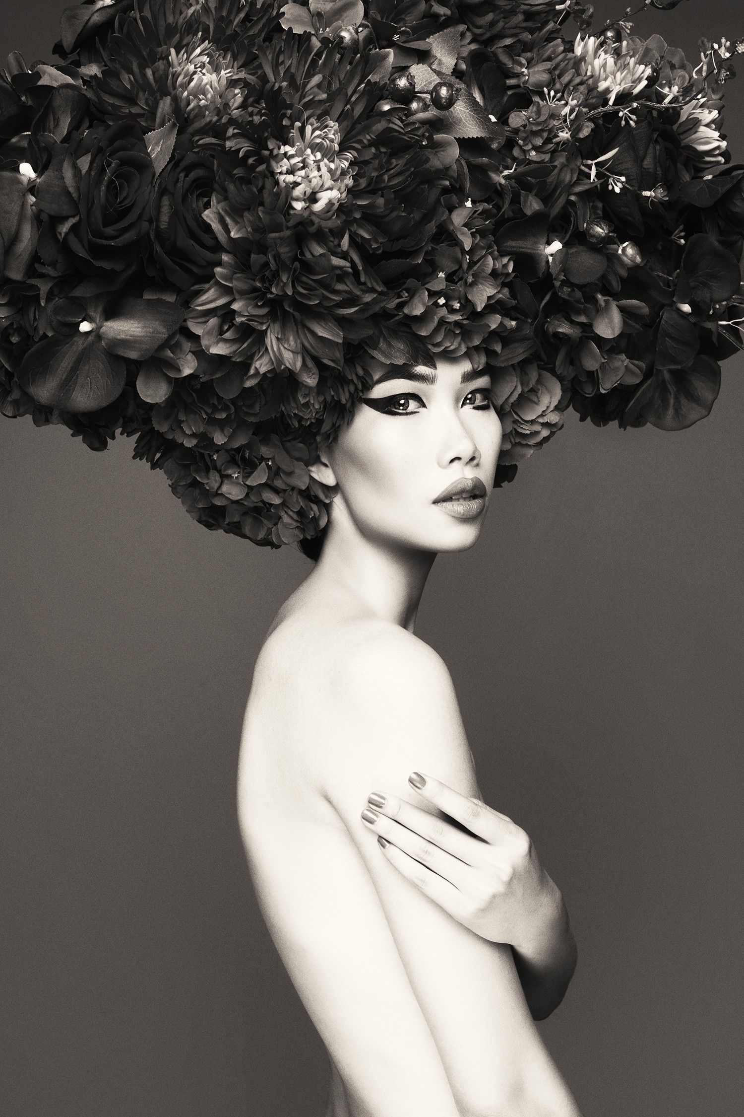 Hà Tăng vai trần, Kỳ Duyên cùng loạt mỹ nhân Việt khác trút bỏ xiêm y trong bộ ảnh của NTK Đỗ Mạnh Cường